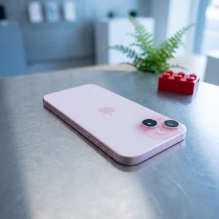 Refurbished iPhone 15 Pink lifestyle shot, used in excellent condition, 12-month warranty - from mendmyi