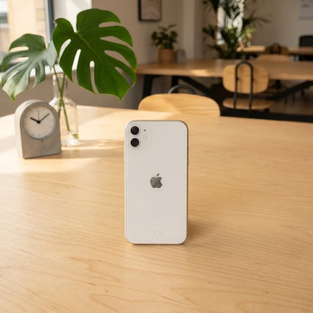 Lifestyle shot of a white Apple iPhone 11 in hand, refurbished by mendmyi, 64GB, excellent condition