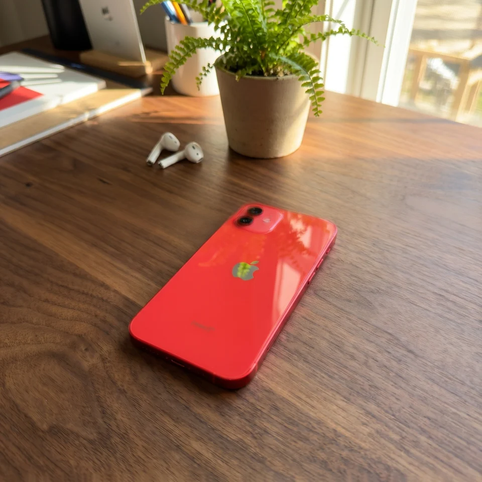 Refurbished iPhone 12 Red in use with apps, Good Condition, 12-month warranty from mendmyi
